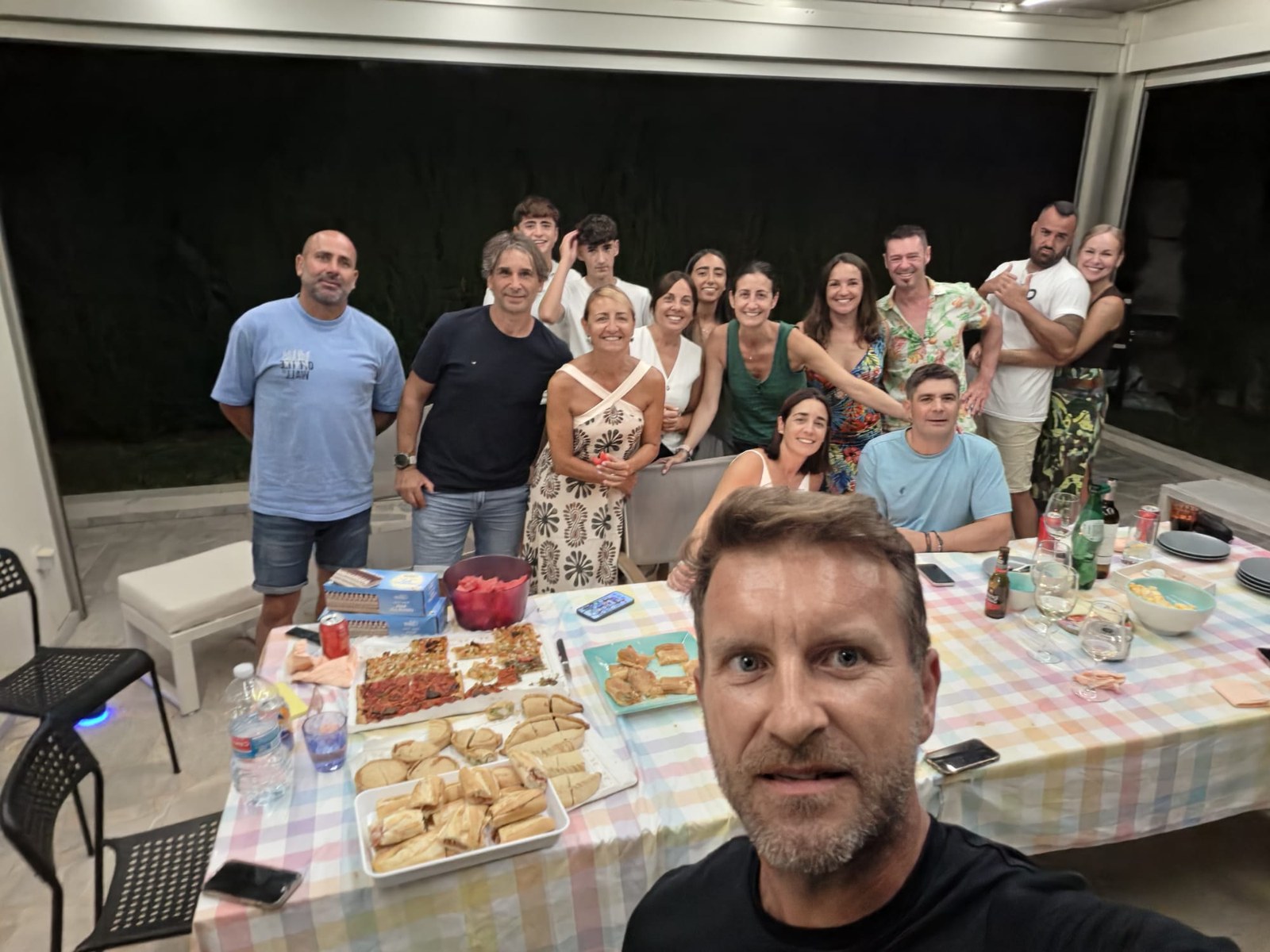 Familia y amigas reunidas en la noche de Amparo