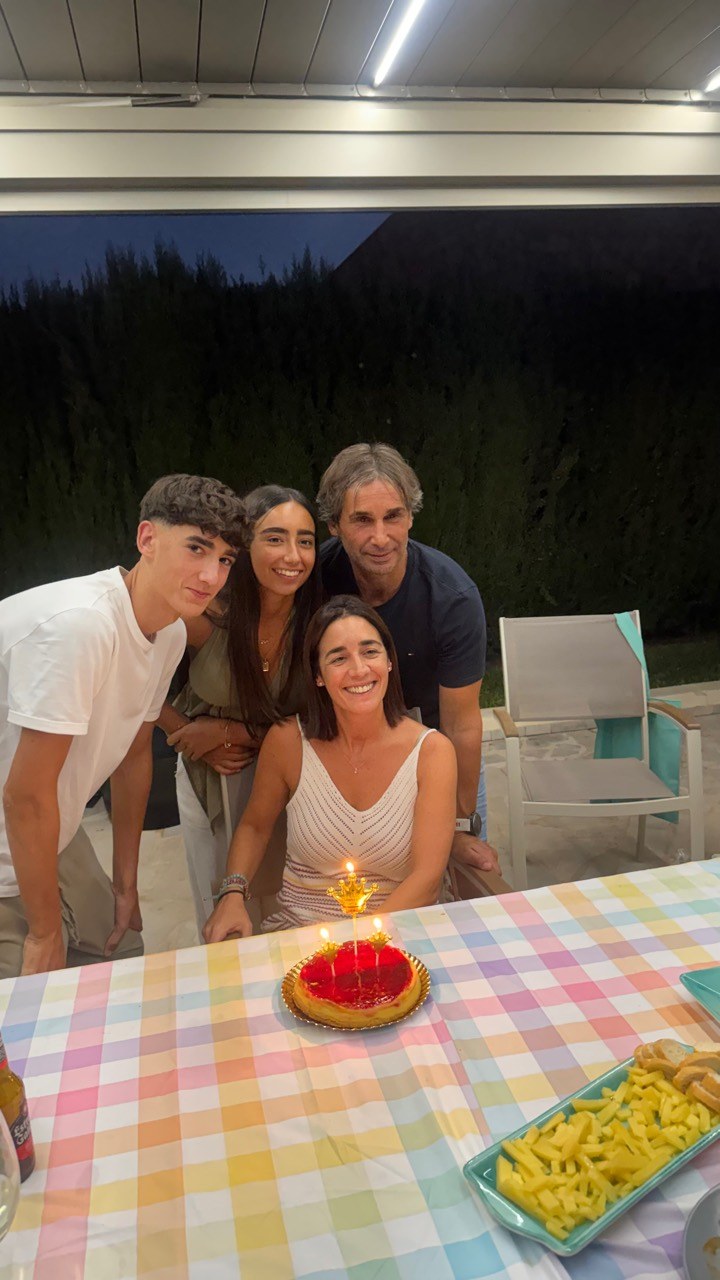 Amparo sonriendo junto a su tarta de cumpleaños